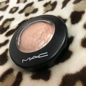 MAC soft and gentle highlighter, never used.